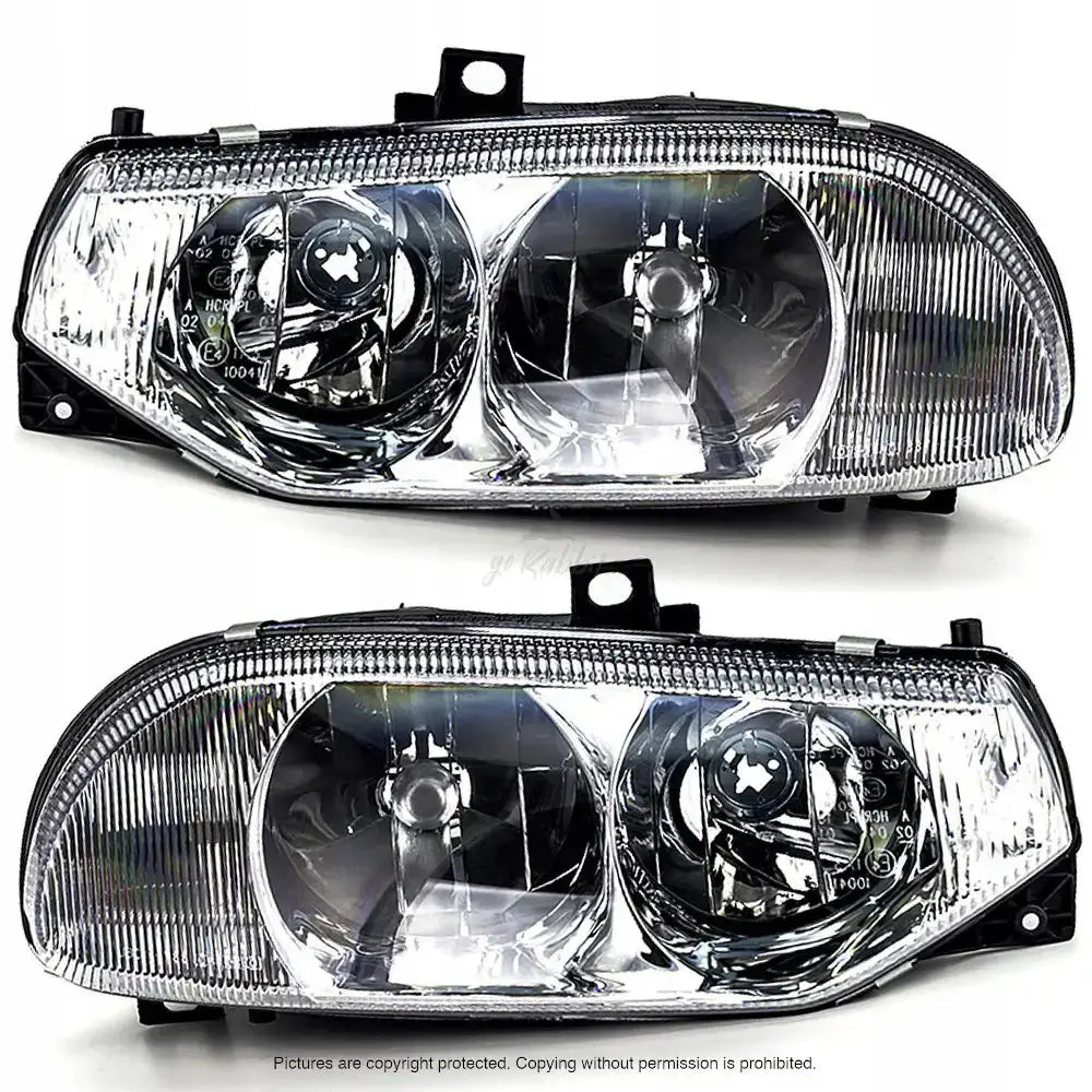 Frontlykter Alfa Romeo 156 97-03 med klare glassdeksler og blanke reflektorer sett forfra.