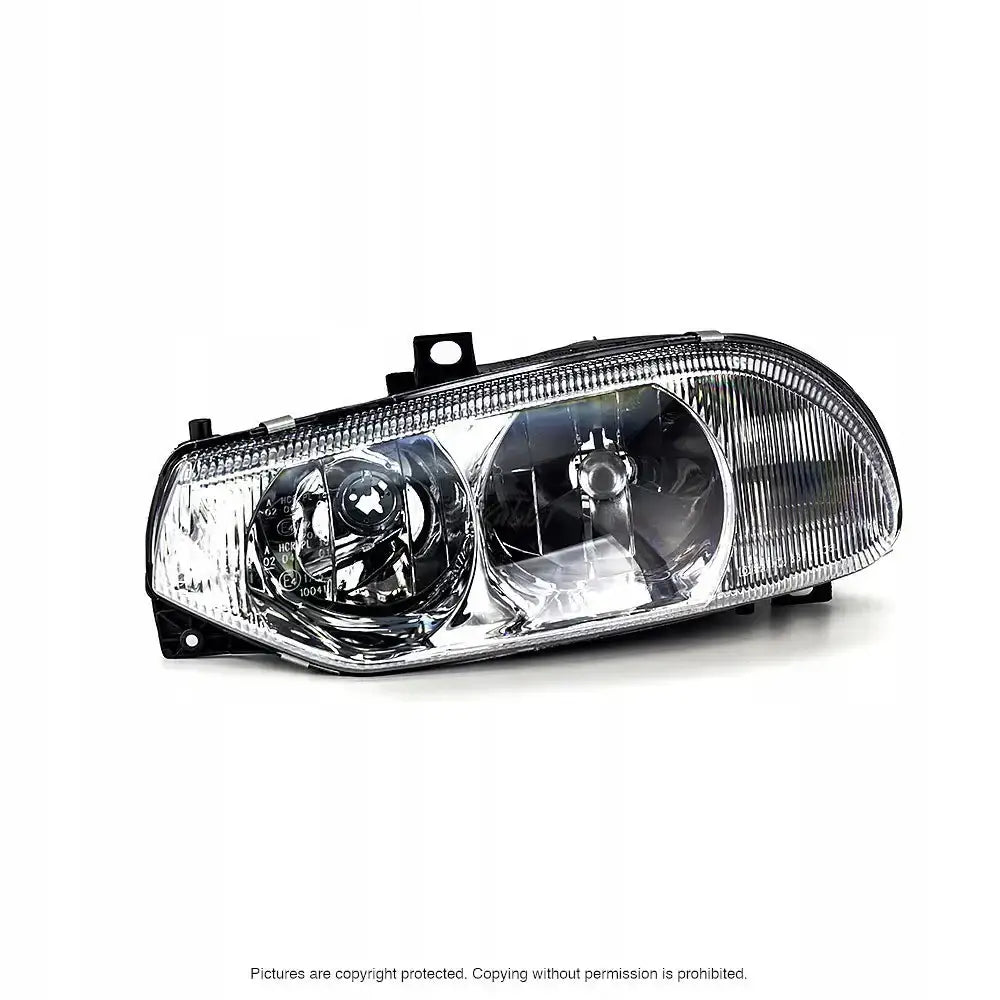 Hovedlykter Alfa Romeo 156 97-03 H1/H7 sett skrått forfra med klare reflektorer på hvit bakgrunn.