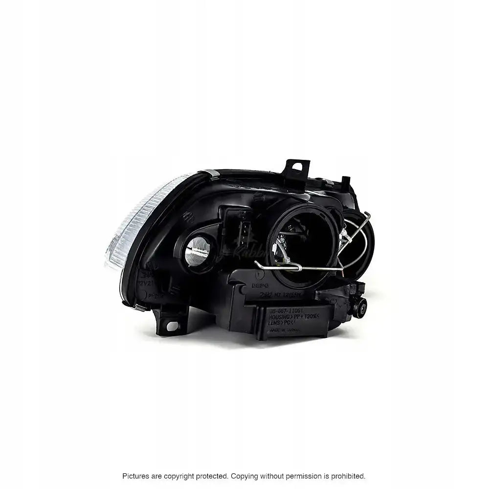 Hovedlys Alfa Romeo 156 bakside med synlige elektriske kontakter, pæreholder og tekniske merkinger.