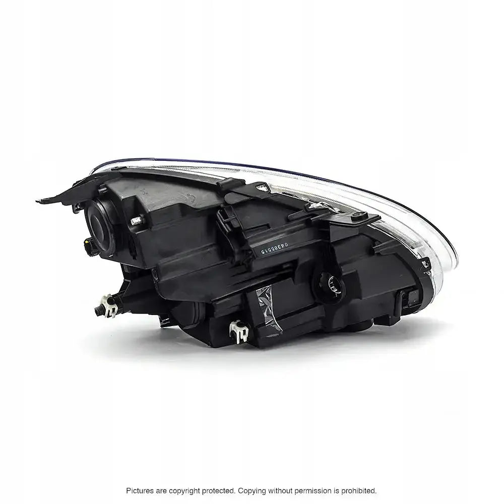 Headlamp Alfa Romeo Giulietta frontlykt sett fra skrå bakside med monteringsfester og tekniske detaljer.