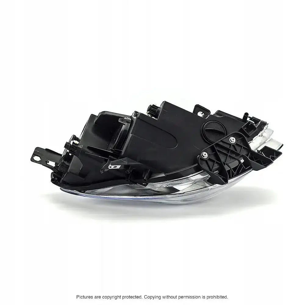 Frontlykter Alfa Romeo Giulietta 10-16 sett fra skrå bakside med sort deksel og metallfester.