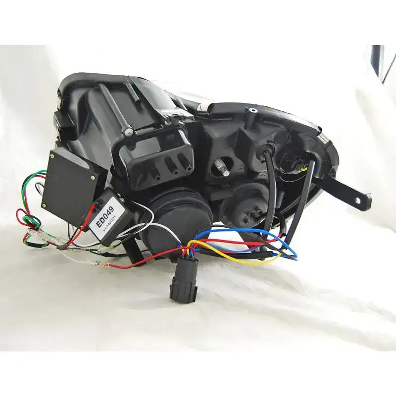 Hovedlykter Alfa Romeo Mito 08- bakside med ledninger og kontakter, svart plast mot hvit bakgrunn.