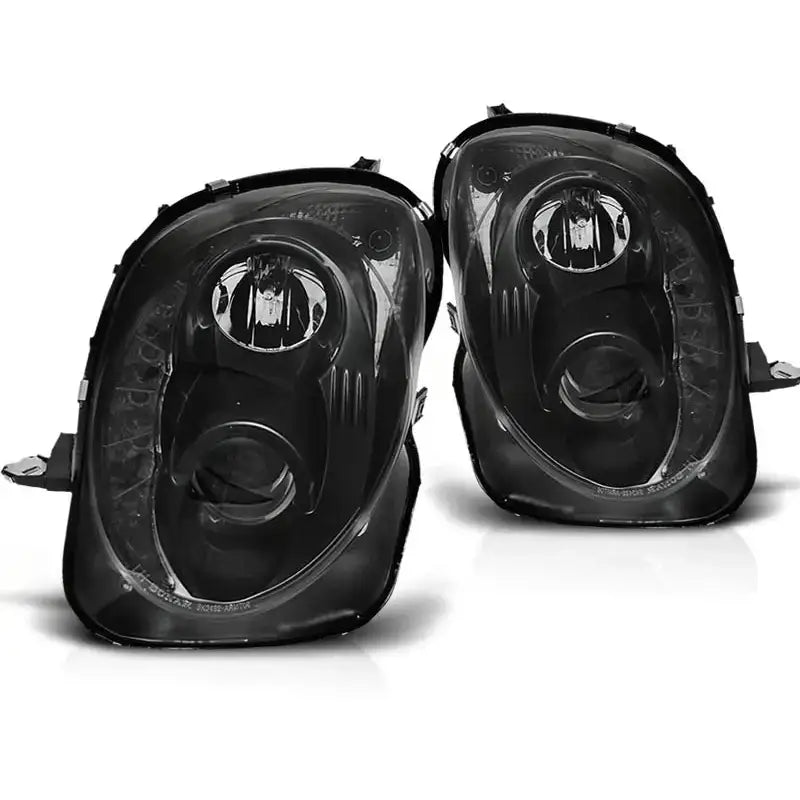 Hovedlykter Alfa Romeo Mito 2008 Tru DRL Black sett forfra med klare glass og svarte detaljer.