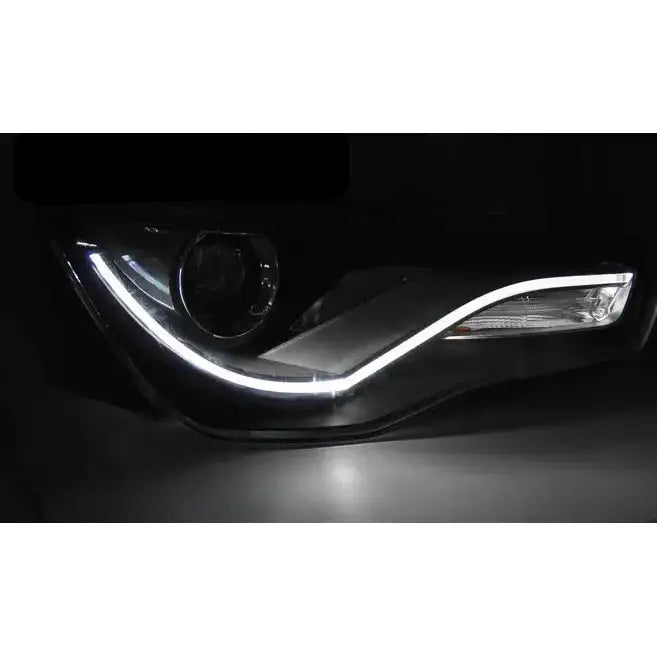 Hovedlykter Audi A1 Black Tru DRL med LED-lys, sett fra skrå vinkel, sorte og sølv detaljer.