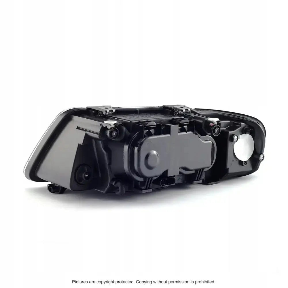 Headlamp bakside av Audi A3 8L frontlykt med synlige skruer, festepunkter og detaljer i plast og metall.