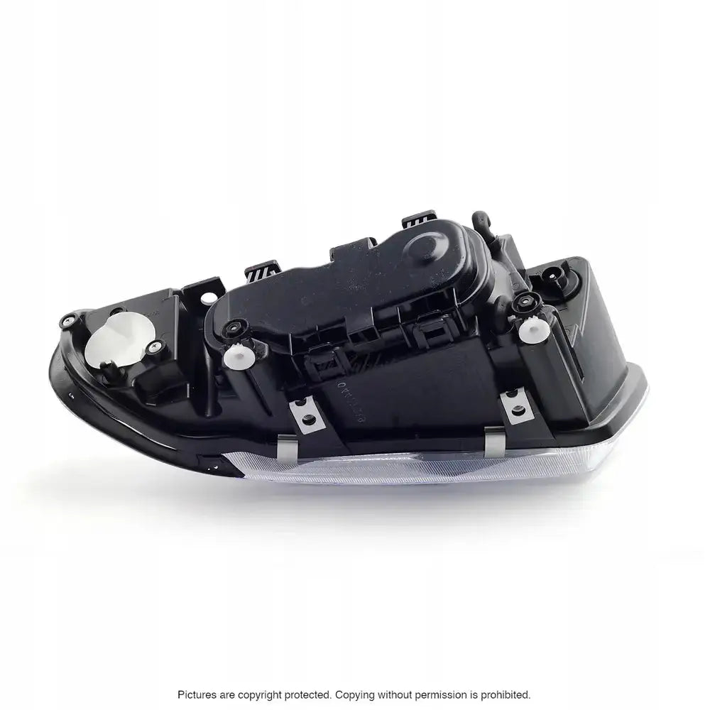 Frontlykter Audi A3 8L 00-03 i sort og sølv, vist fra skrå bakside med synlige festepunkter.