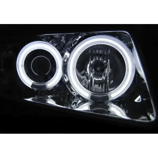 Headlamp Audi A3 8L Angel Eyes CCFL Black med opplyste LED-lysringer sett fra skrå frontvinkel.