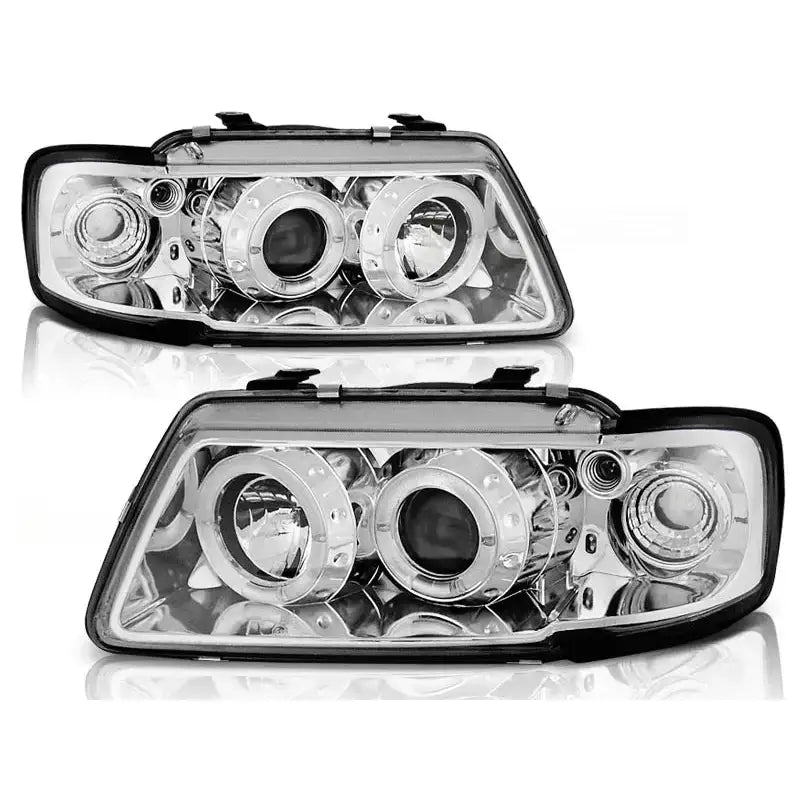 Frontlykter Audi A3 8L med klare glass, kromreflektorer og runde projektorelementer sett forfra.