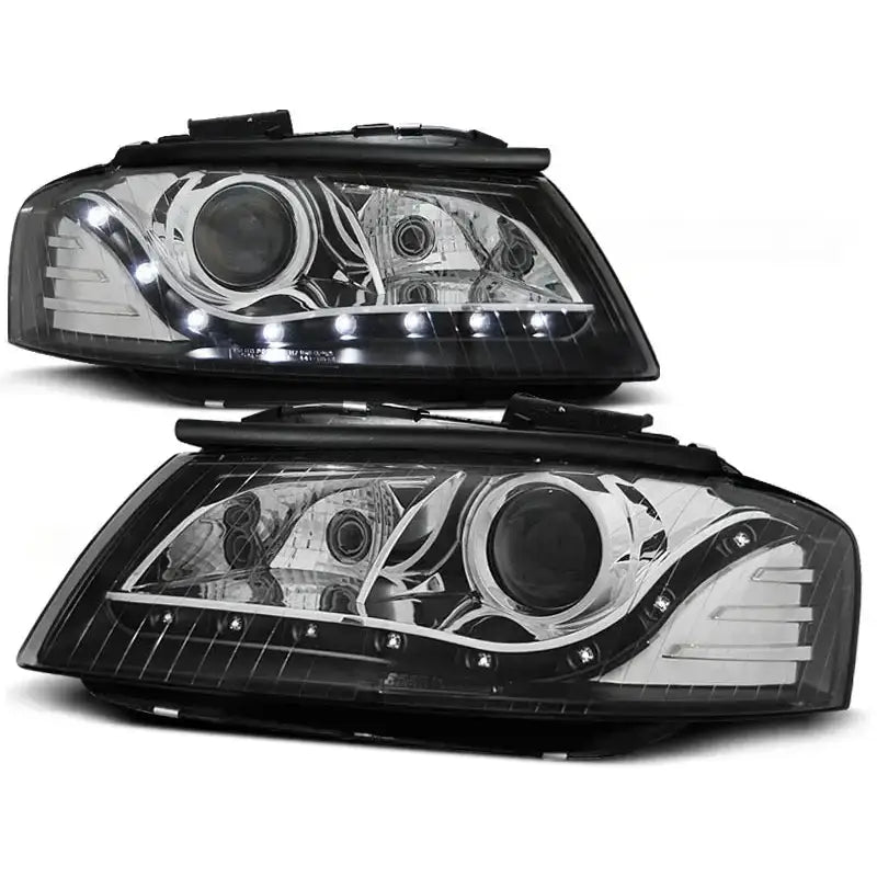 Frontlykter Audi A3 8P med sort ramme, klare linser og LED-lysbånd, sett fra skrå vinkel.