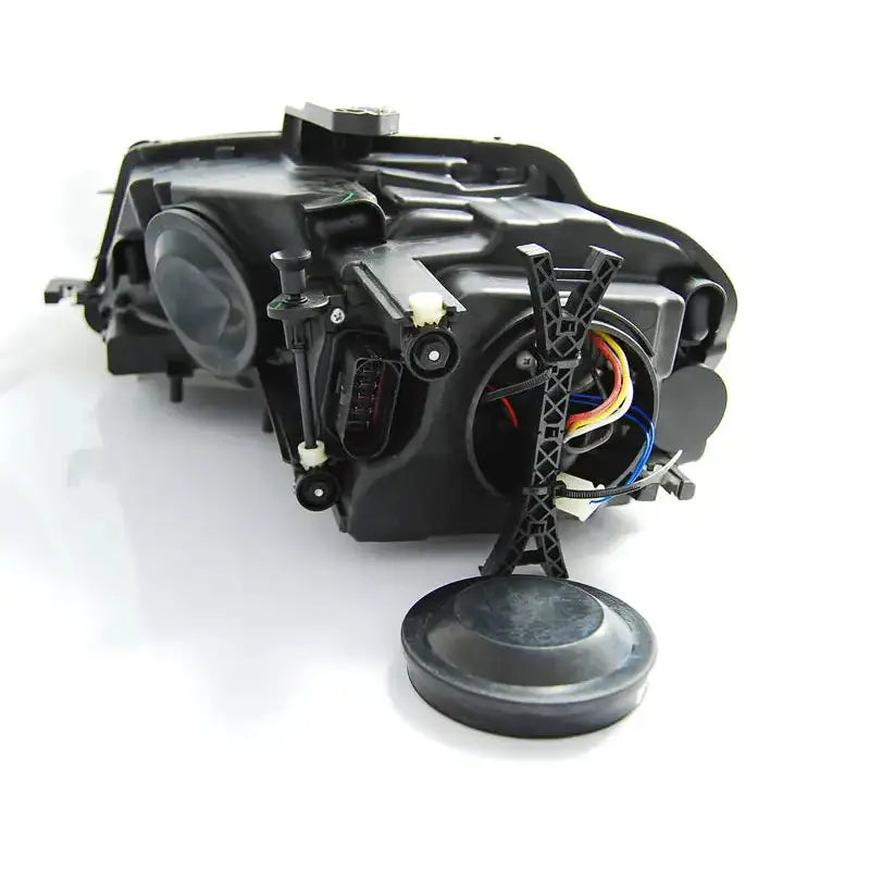 Headlights Audi A3 8P Black Tru DRL sett bakfra med synlige ledninger og rund base med stativstruktur.