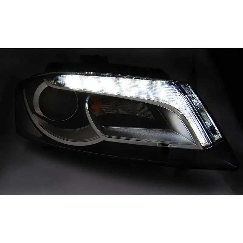 Headlamp Audi A3 8P 08-12 Black Tru DRL nærbilde med tent hvit LED-lysslynge i mørket.