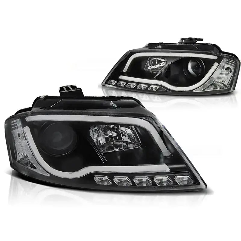 Hovedlykter Audi A3 8P Black Tube Light Tru DRL med LED og hvite konturlinjer, sett skrått forfra.