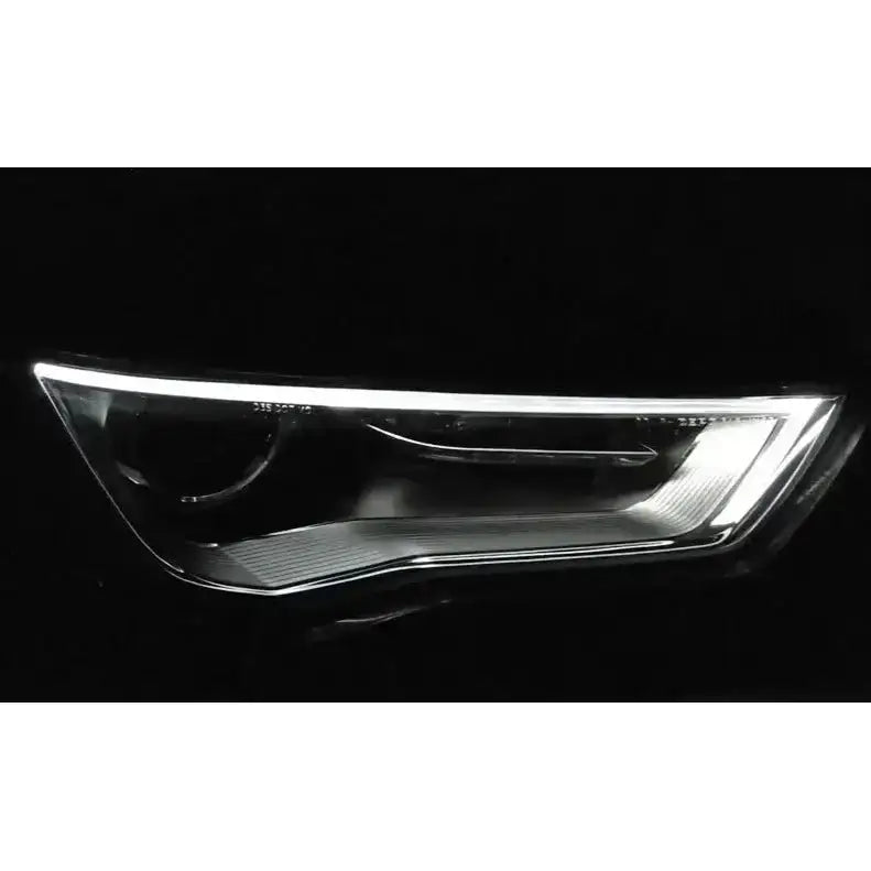 Hovedlykter Audi A3 8V Tube Light Black Led med klart glass og markert LED-lys, sett forfra.