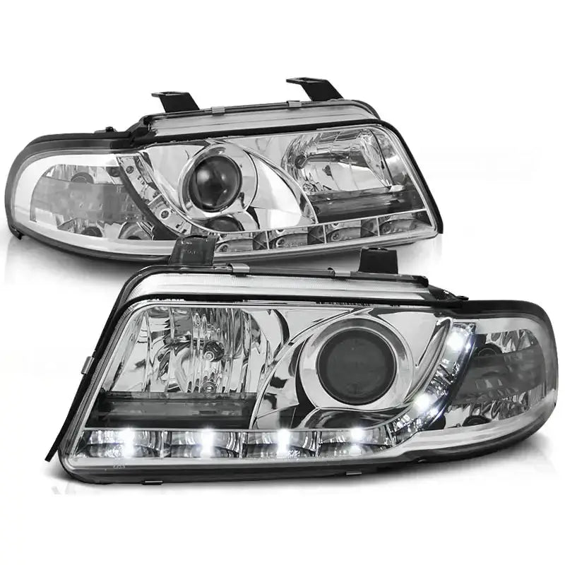 Frontlykter Audi A4 01.99-09.00 chrome, to lykter med klare linser og LED-lys nederst.