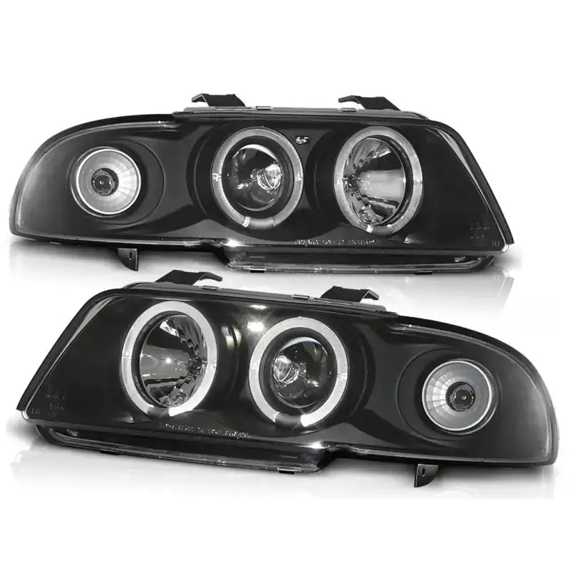 Frontlykter Audi A4 Angel Eyes Black med LED-halo, sett fra skrå vinkel mot hvit bakgrunn.