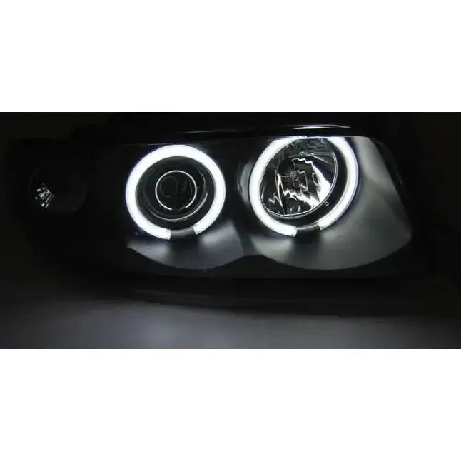 Headlights Audi A4 Angel Eyes CCFL Black med hvite LED-ringer sett rett forfra i mørkt miljø.