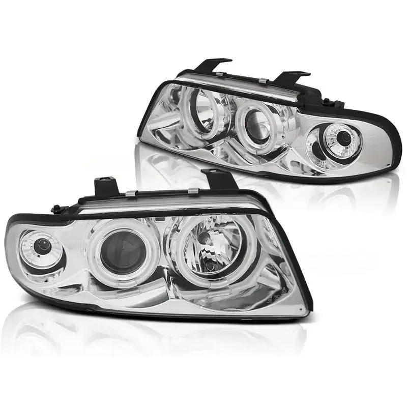 Hovedlykter Audi A4 Angel Eyes CCFL Chrome med tre runde linser og sorte detaljer, sett fra skrå vinkel.