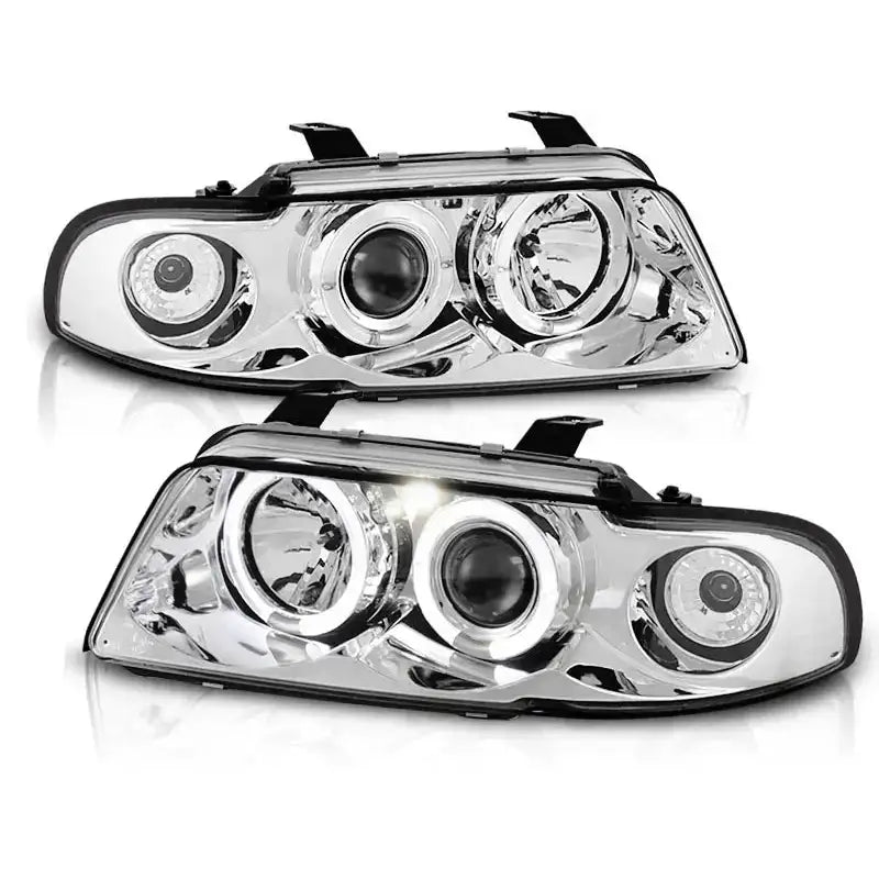 Frontlykter Audi A4 Angel Eyes med klart glass og kromdetaljer, sett fra skrå vinkel.