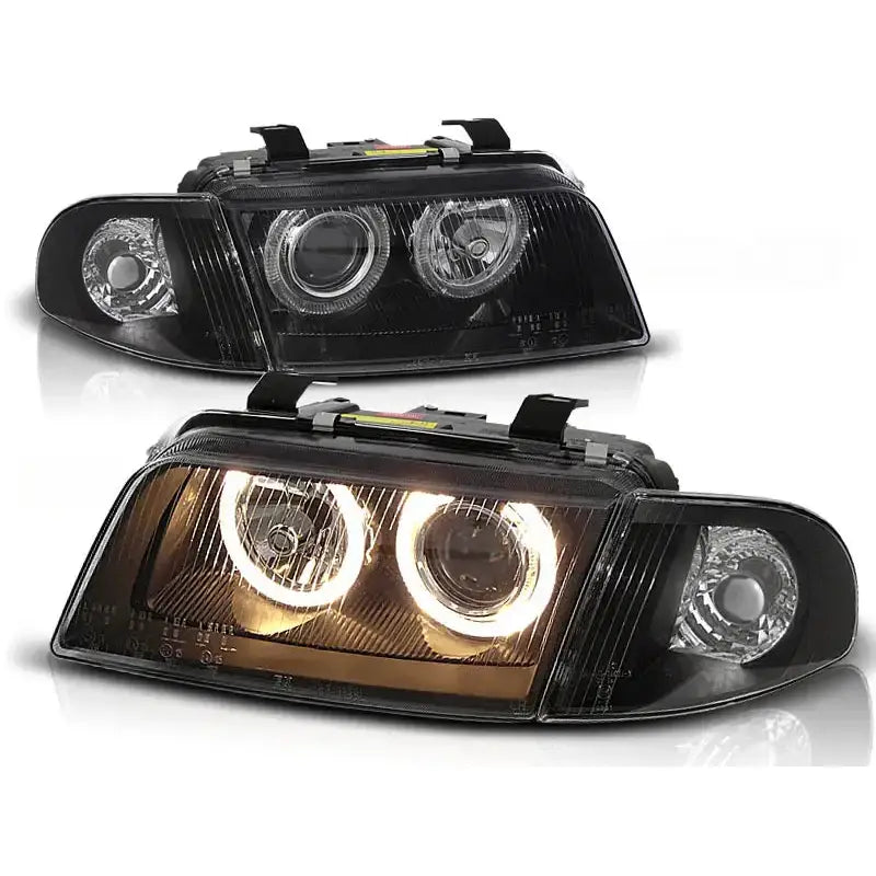 Frontlykter Audi A4 Angel Eyes ClearGlass Black med svarte detaljer og tent hvit LED-lysring.