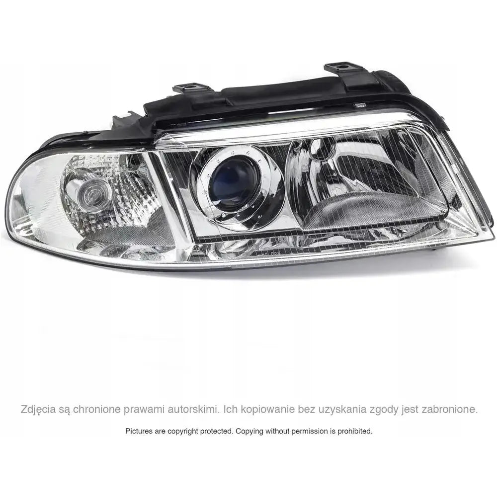 Frontlykter Audi A4 B5 H7 sett fra skrå vinkel med klar plast, krom og sorte detaljer.