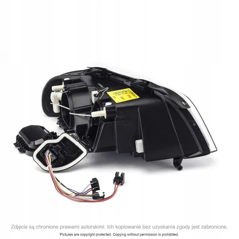 Headlights Audi A4 B5 H7 bakside med synlige tilkoblingskabler og fargede ledninger mot hvit bakgrunn.