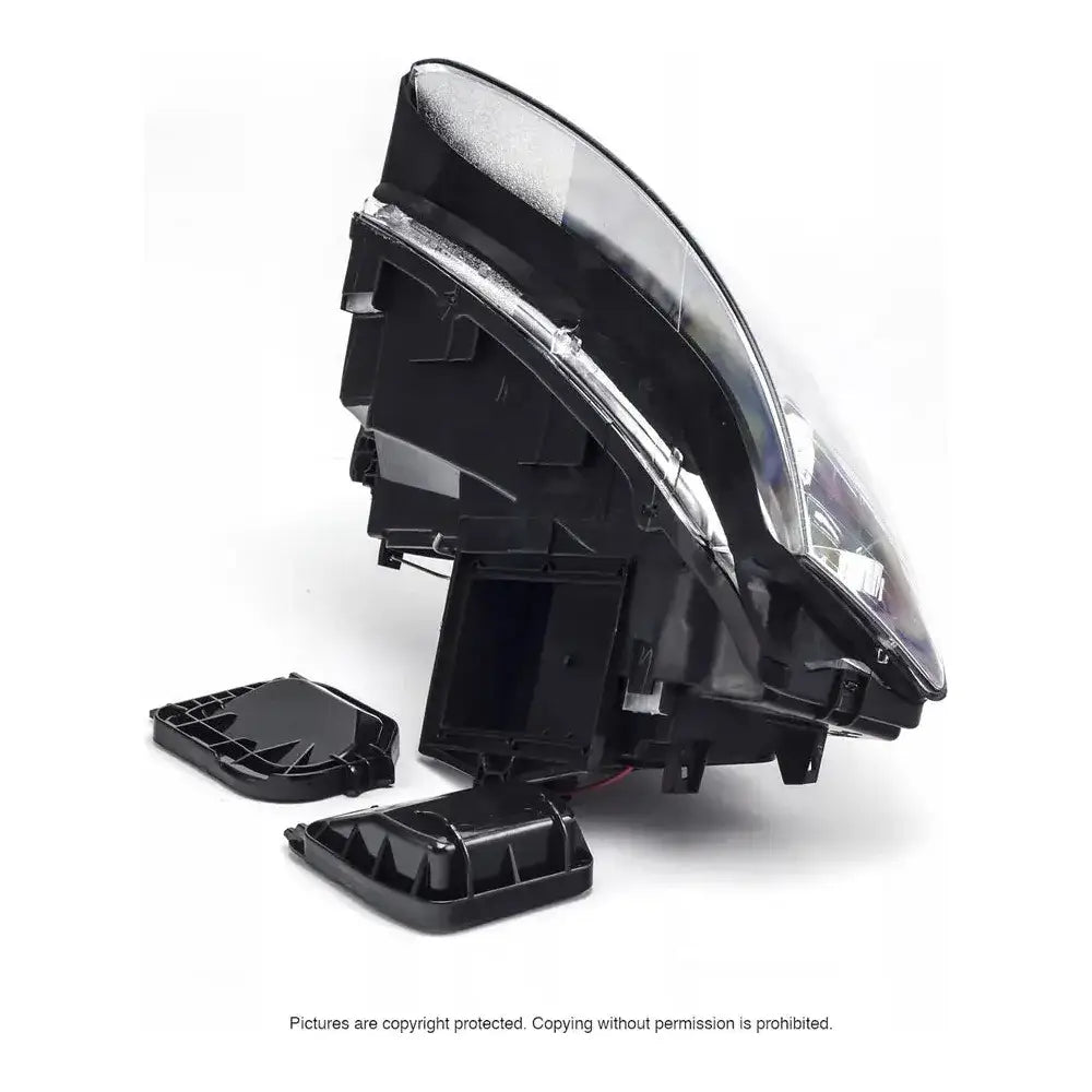 Frontlykter Audi A4 B6, sort modell med åpent bakdeksel som viser innsiden, avbildet fra skrå vinkel.