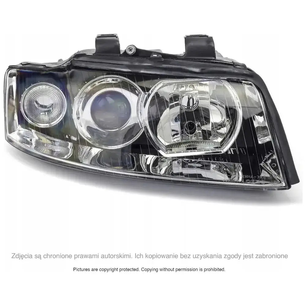 Headlamp Audi A4 B6 frontlykt med klare linser, sorte og krom detaljer, sett skrått forfra.