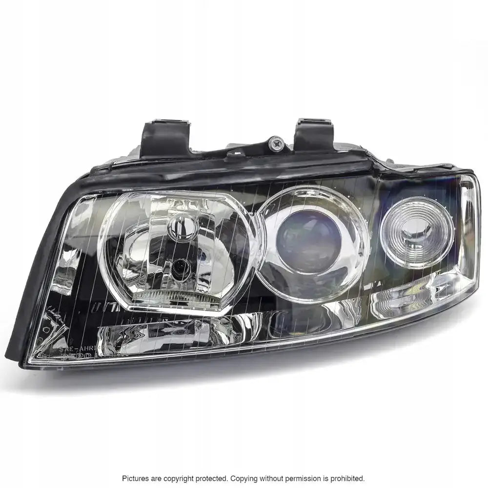 Frontlykter Audi A4 B6 rektangulær billykt i klar plast med sorte detaljer, sett skrått forfra.