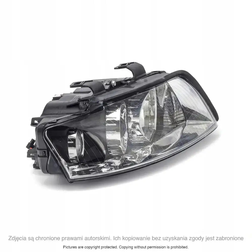 Headlights Audi A4 B6 frontlykt i svart plast med klart glass og synlige reflektorer, skrå vinkel.