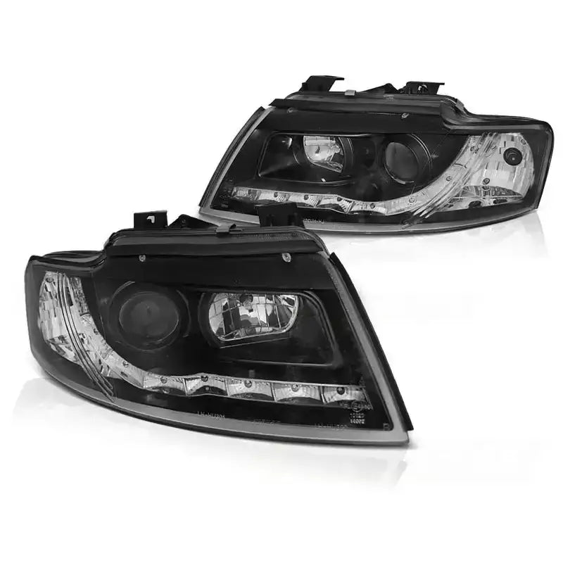 Frontlykter Audi A4 B6 Cabrio 02-06 LED Black sett fra skrå vinkel, to svarte lykter med klare detaljer.