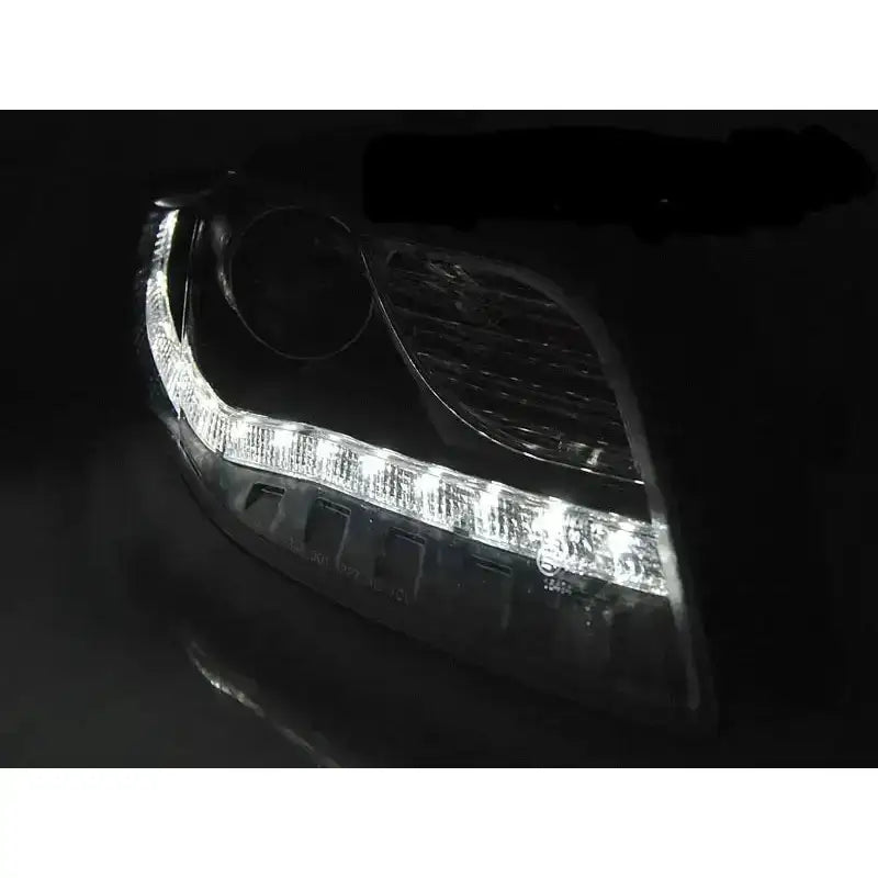 Frontlykter Audi A4 B7 Daylight Led IND. Black, nærbilde med hvit LED-lyslist i mørket.