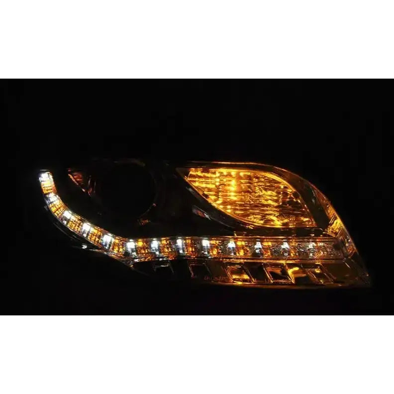 Headlights Audi A4 B7 Daylight Led IND. Chrome med opplyste oransje og hvite LED-dioder i mørket.