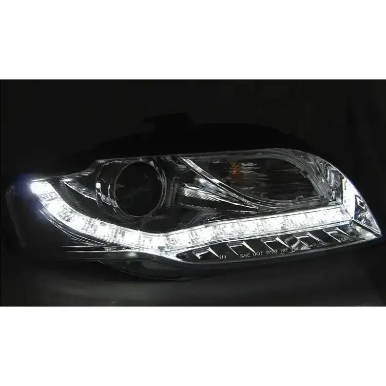 Headlamp Audi A4 B7 Daylight LED IND. Chrome sett forfra med klart glass og hvitt lyst felt.