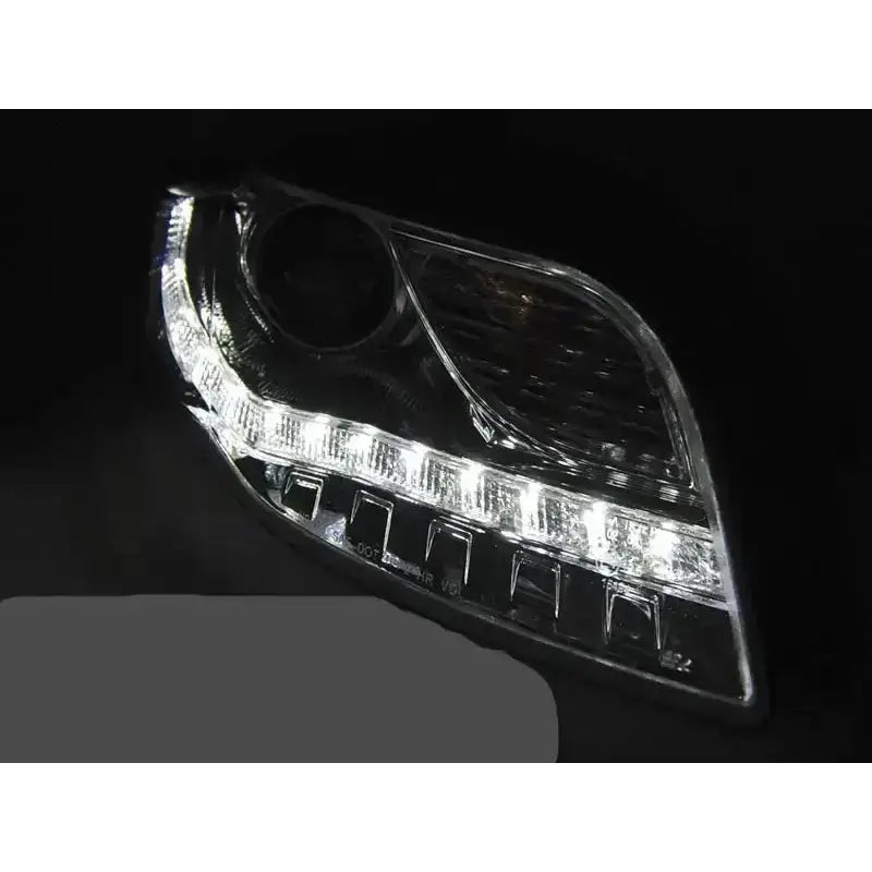 Frontlykter Audi A4 B7 Daylight Led Chrome sett skrått forfra med klare LED-lys og markerte reflektorer.