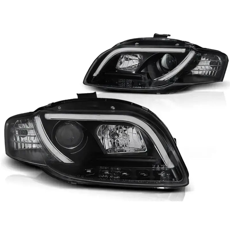 Hovedlykter Audi A4 B7 med svart hus, LED-stripe og klare linser sett fra skrå vinkel.