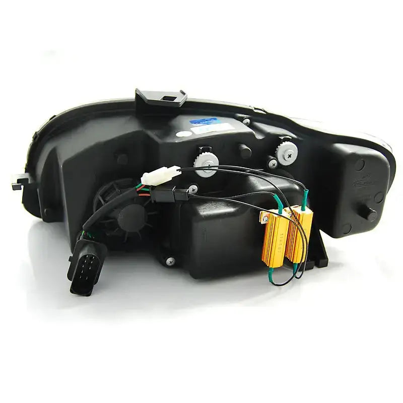 Hovedlys bakside av Audi A4 B7 LED frontlykter med ledninger og gullfargede motstander.