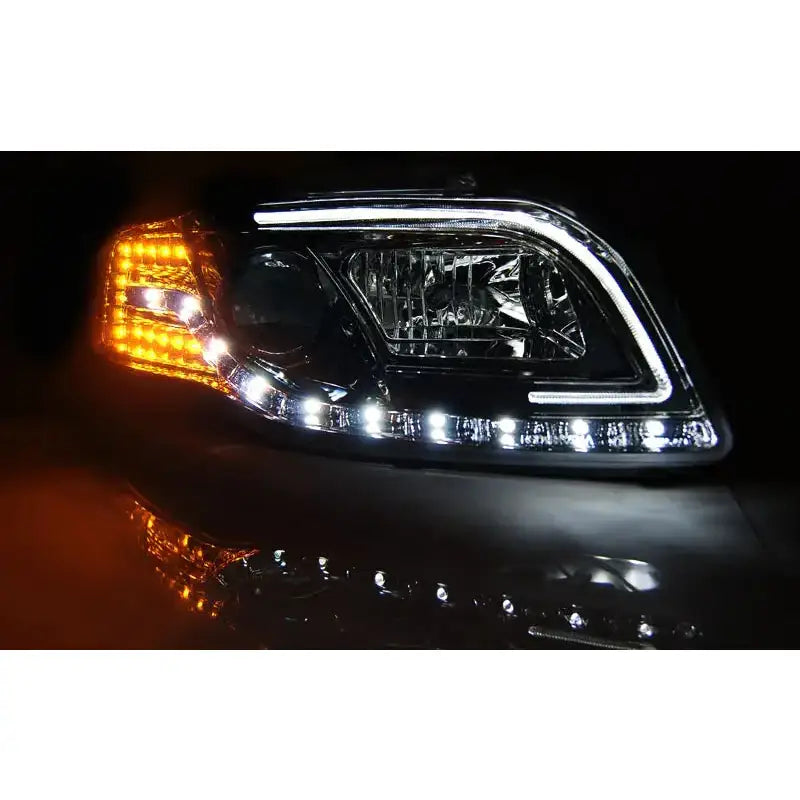Headlights Audi A4 B7 LED Tube Lights Black sett skrått forfra med synlige markeringslys og oransje blinklys.
