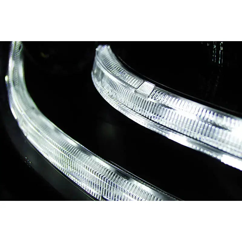 Hovedlys Audi A4 B8 Tru DRL Black HID Xenon nærbilde med klare LED-lys og svart bakgrunn.