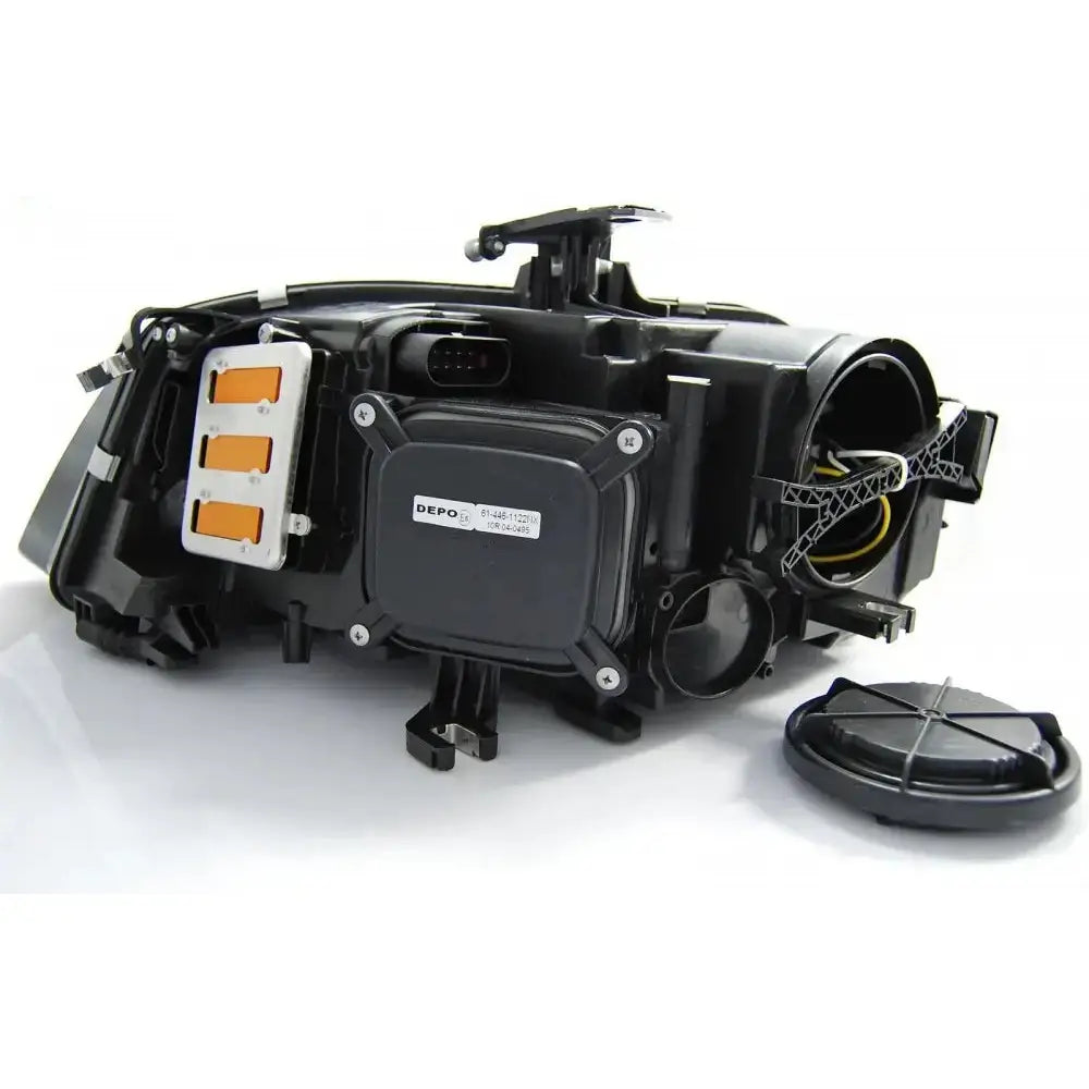 Headlamp bakside av Audi A4 B8 frontlykt med synlige koblinger, oransje moduler og etikett.