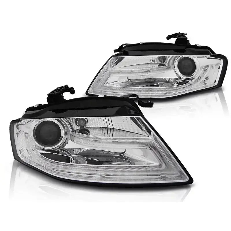 Frontlykter Audi A4 B8 Tru DRL Chrome HID Xenon med sorte og krom detaljer sett fra skrå vinkel.
