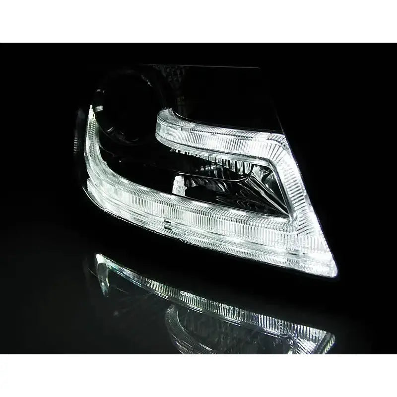 Hovedlykter Audi A4 B8 DRL Chrome HID Xenon med LED-striper, nærbilde fra skrå vinkel mot mørk bakgrunn.