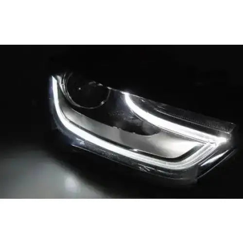 Hovedlys Audi A4 B8 Black LED nærbilde med skarpe linjer og opplyste detaljer i mørket.