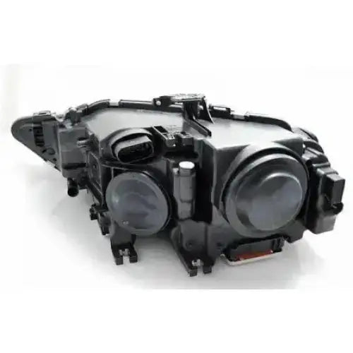 Headlights Audi A4 B8 Black LED sett bakfra med synlige dekklokk og elektriske tilkoblinger.