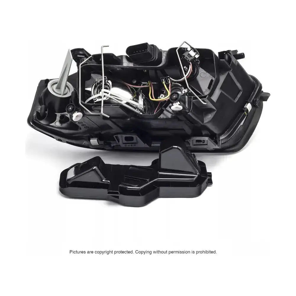 Hovedlykter Audi A6 C5 innsiden med åpnet bakdeksel, synlige ledninger, pærer og metallklips.