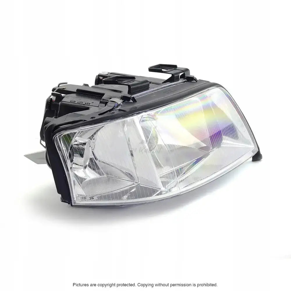 Headlights Audi A6 C5 frontlykt i klar og svart plast, sett fra skrå vinkel med synlige detaljer.