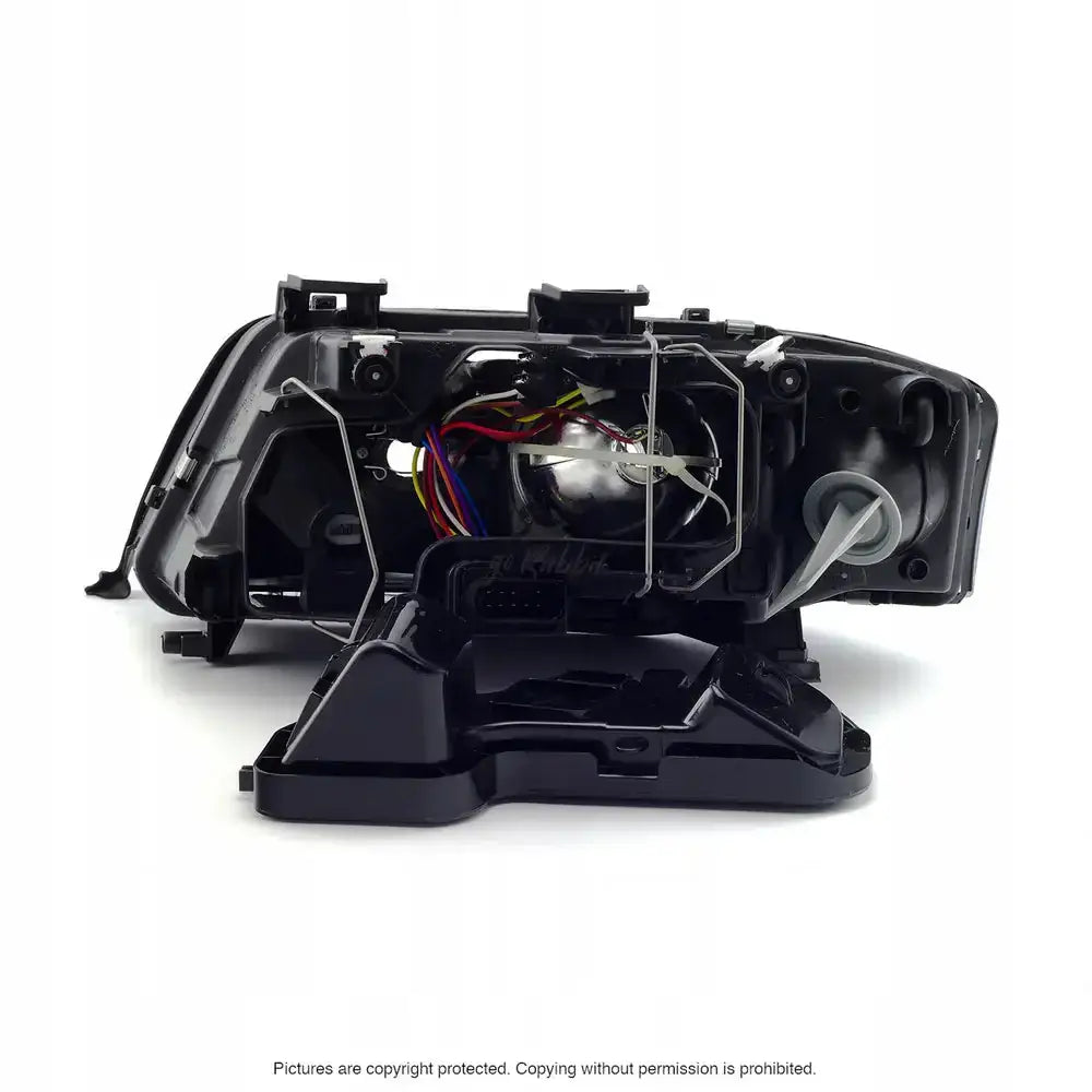 Headlamp bakside av Audi A6 C5 frontlykt med synlige ledninger, koblinger og reflektor.