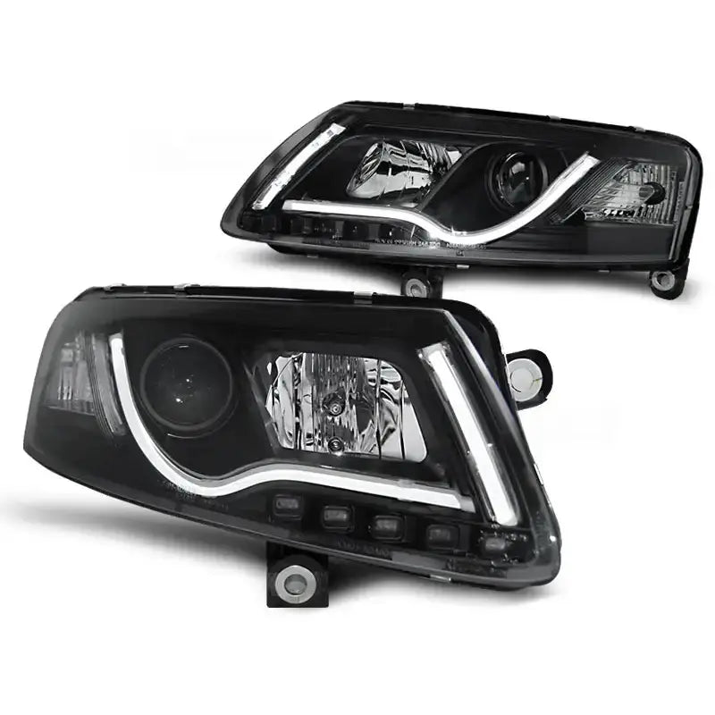 Hovedlykter Audi A6 C6 LED Tube Lights Black med svarte hus og markerte LED-striper, sett fra skrå vinkel.