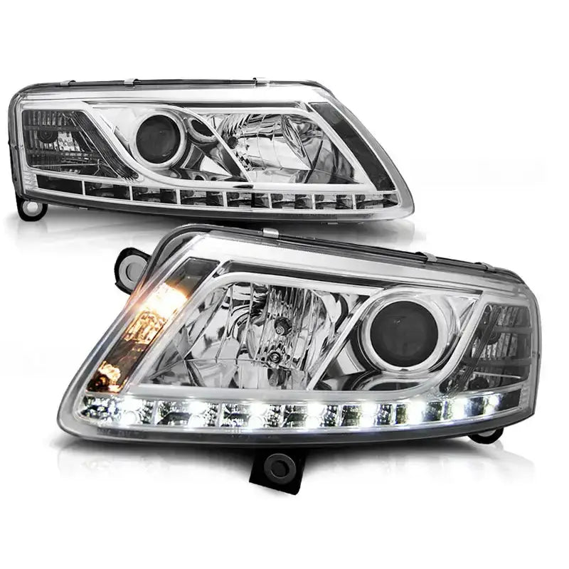 Frontlykter Audi A6 C6 Tru DRL Xenon D2S Chrome med tent hvitt og oransje LED, sett fra skrå vinkel.