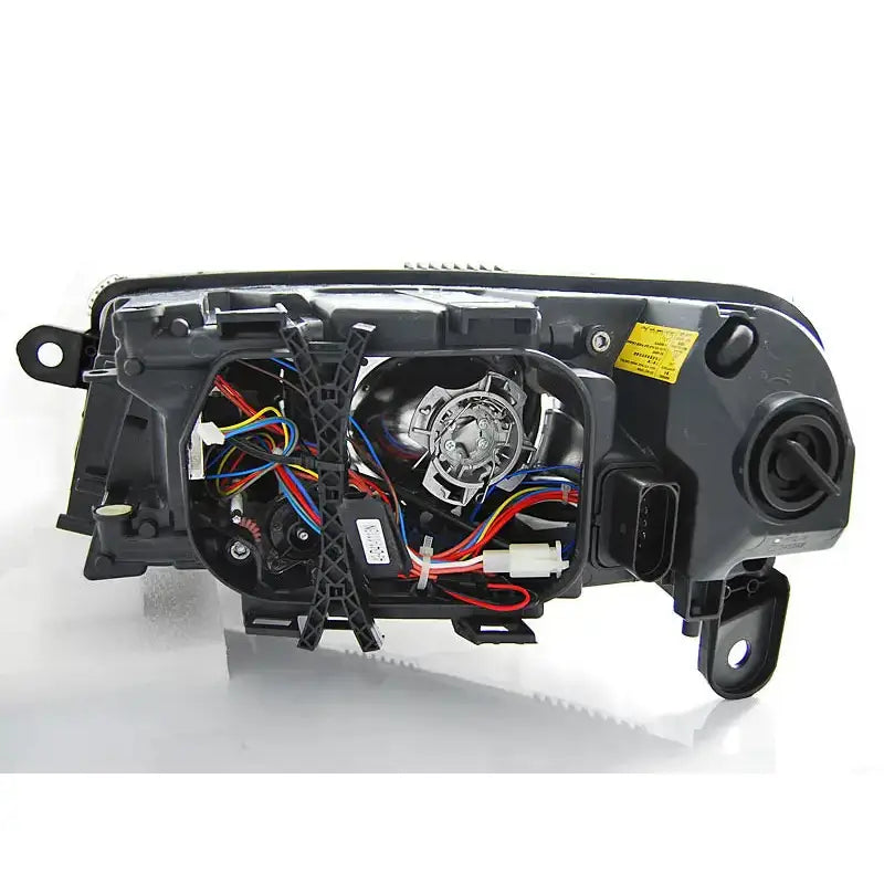 Hovedlykter bakside for Audi A6 C6 Xenon, nærbilde av tilkoblinger, ledninger og komponenter.