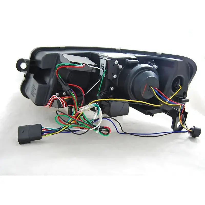 Hovedlykter Audi A6 C6 04-08 Xenon Tube Lights Tru DRL Chrome sett bakfra med ledninger og kontakter.